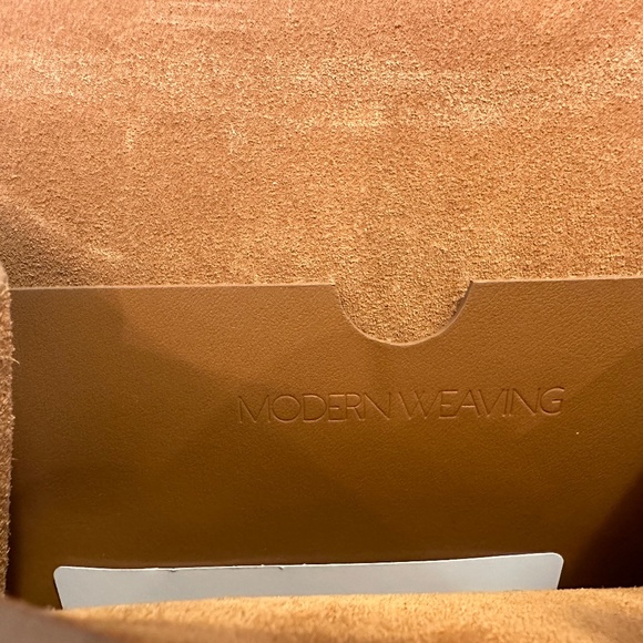 Brand NEW Women's tan MODERN WEAVING camel-colored clutch, envelope shape - Picture 4 of 9
